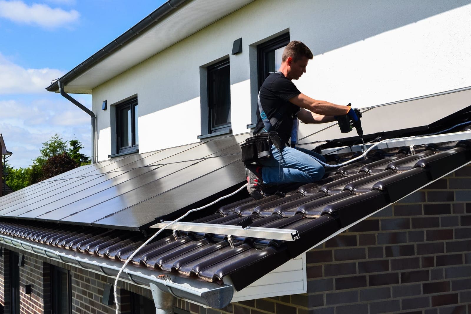 Solarteur verschraubt die Unterkonstruktion einer Photovoltaikanlage auf einem Ziegeldach – Photovoltaik Lüneburg: saubere Montage von Solar Kammer
