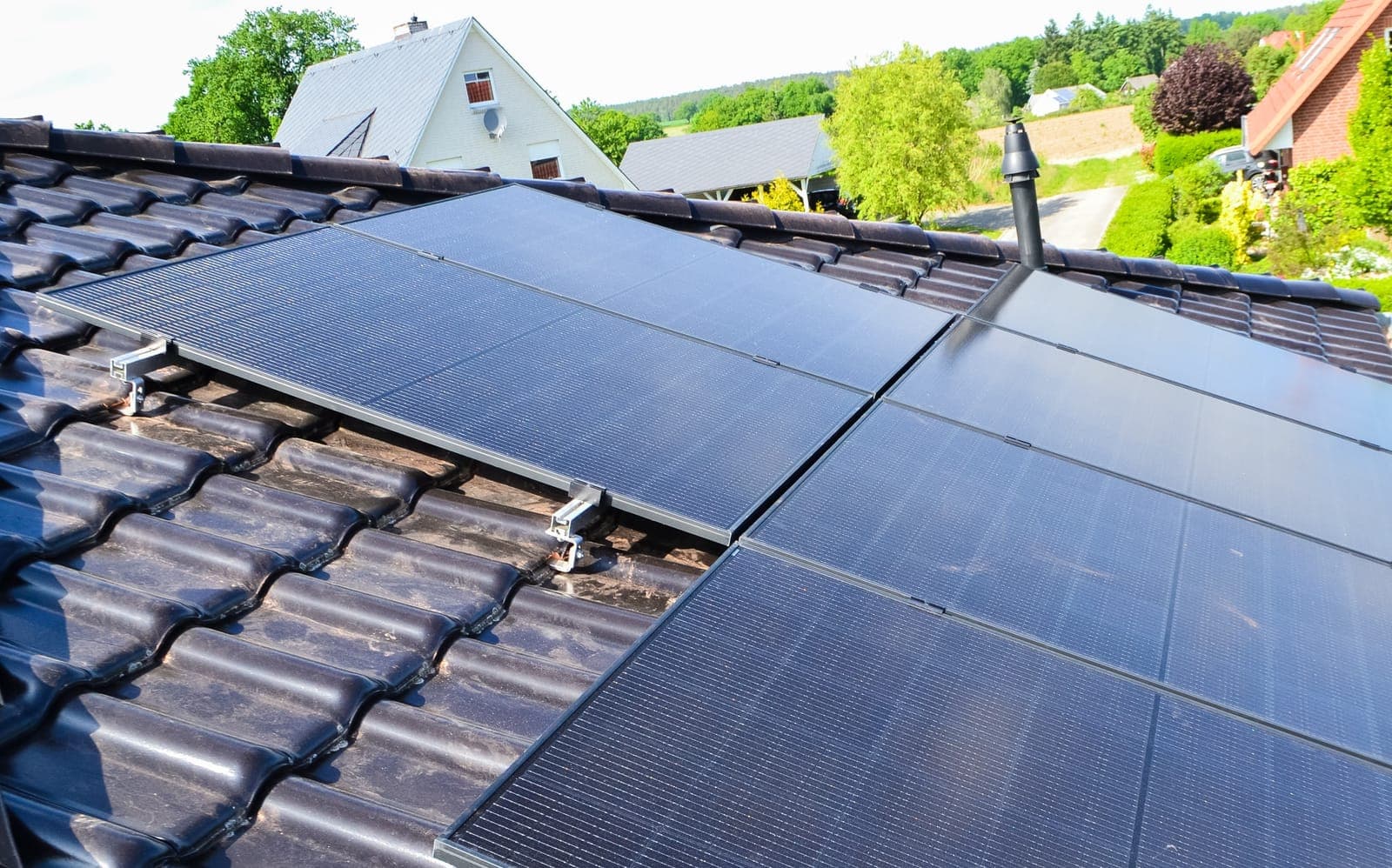 Fertige Photovoltaikanlage mit schwarzen Modulen auf einem Ziegeldach in einem Wohngebiet – Photovoltaik Lüneburg von Solar Kammer