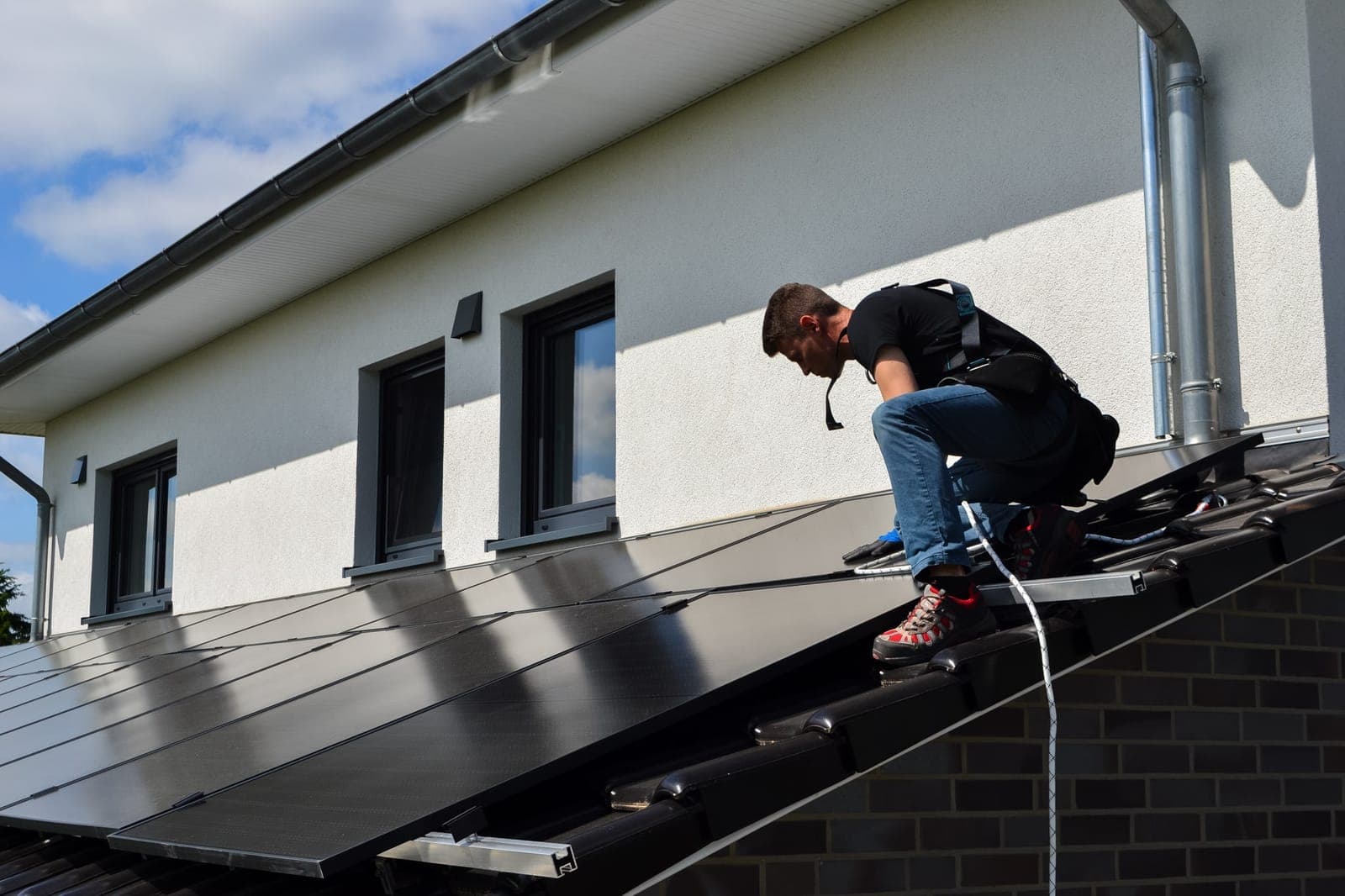 Solarteur von Solar Kammer montiert Solarmodule auf dem Dach eines Einfamilienhauses