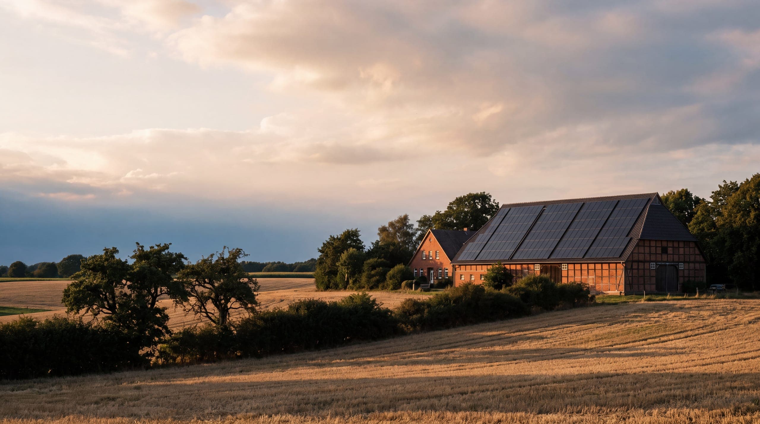Bauernhof in Holstein mit Solaranlage auf dem Scheunendach zwischen Knicks – Photovoltaik in Berkenthin